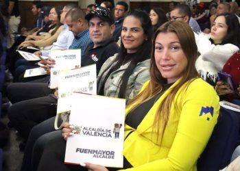 Alcalde de Valencia entregó 250 licencias de actividades económicas a empresarios del municipio