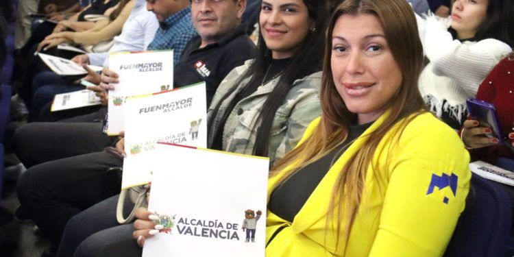 Alcalde de Valencia entregó 250 licencias de actividades económicas a empresarios del municipio