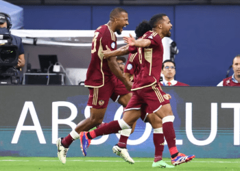 El venezolano José Salomón Rondón (23) celebra con sus compañeros tras anotar un gol de penalti. Crédito: Jessica Alcheh-USA TODAY Sports