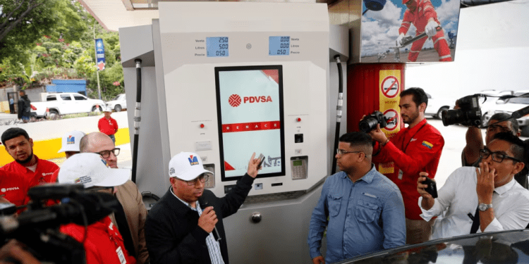 China apoya a Venezuela para mejorar surtido y transporte de gasolina en estaciones PDVSA