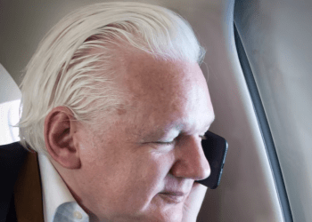 Tras declararse culpable de violar la ley de espionaje estadounidense, Julian Assange es liberado en Saipán y regresa a Australia, poniendo fin a una lucha legal que incluyó años de asilo en la embajada de Ecuador y cárcel en el Reino Unido.