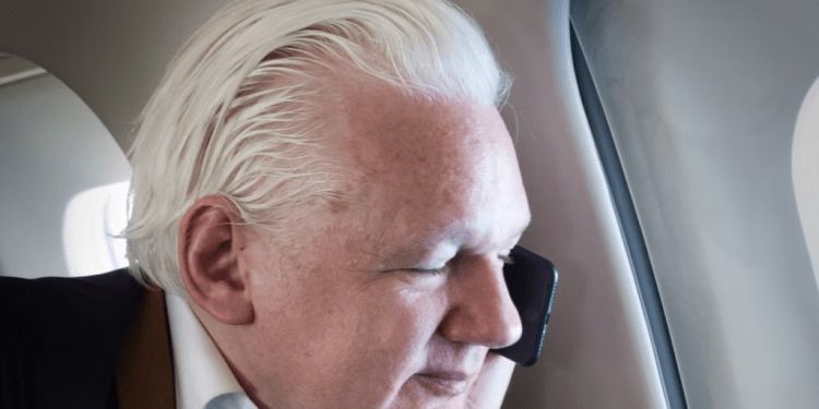 Tras declararse culpable de violar la ley de espionaje estadounidense, Julian Assange es liberado en Saipán y regresa a Australia, poniendo fin a una lucha legal que incluyó años de asilo en la embajada de Ecuador y cárcel en el Reino Unido.