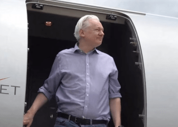 Captura de pantalla, cortesía de la cuenta de X de WikiLeaks @wikileaks, publicada el 25 de junio de 2024, en la que se muestra al fundador de WikiLeaks, Julian Assange, al llegar a Bangkok para una escala.