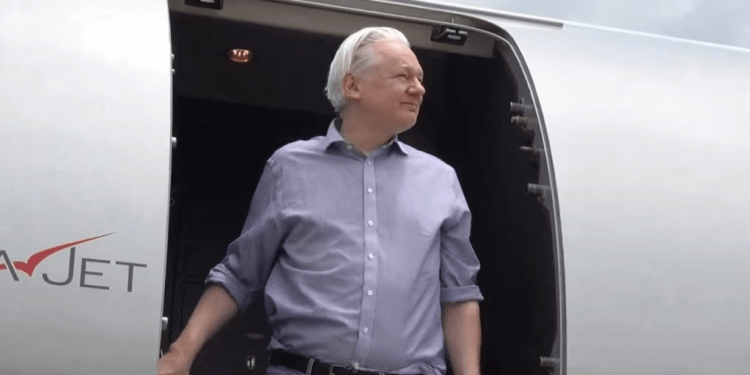 Captura de pantalla, cortesía de la cuenta de X de WikiLeaks @wikileaks, publicada el 25 de junio de 2024, en la que se muestra al fundador de WikiLeaks, Julian Assange, al llegar a Bangkok para una escala.