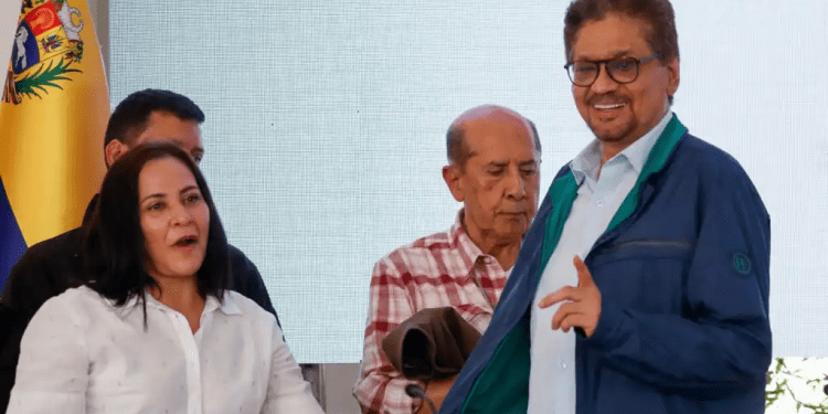 Alias "Iván Márquez", líder de la llamada Segunda Marquetalia, sonríe durante una ronda de diálogos entre grupos armados y el gobierno colombiano, en Caracas, este lunes 24 de junio de 2024.