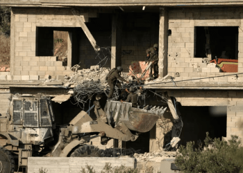 Fuerzas israelíes retiran el cuerpo de un hombre abatido en un operativo en Qabatiya, Margen Occidental, el 13 de junio del 2024.