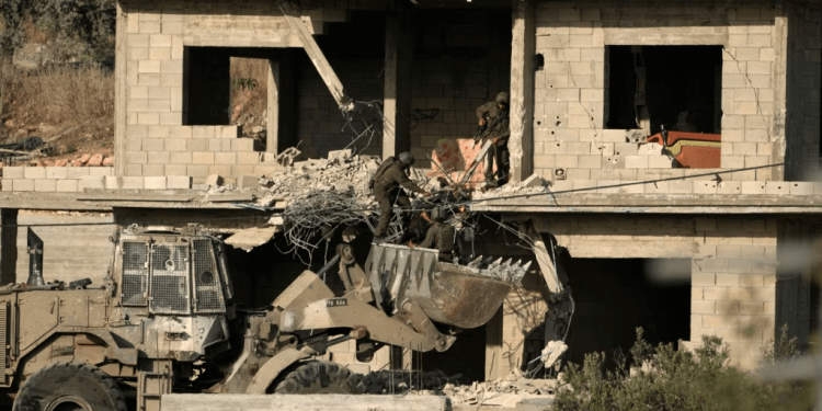 Fuerzas israelíes retiran el cuerpo de un hombre abatido en un operativo en Qabatiya, Margen Occidental, el 13 de junio del 2024.