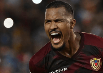 El delantero venezolano Salomón Rondón celebra tras anotar un gol de penalti ante Paraguay para las eliminatorias mundialistas en Maturín, el 12 de septiembre de 2023. El jugador es pieza fundamental para la Vinotinto.