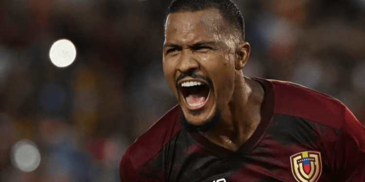 El delantero venezolano Salomón Rondón celebra tras anotar un gol de penalti ante Paraguay para las eliminatorias mundialistas en Maturín, el 12 de septiembre de 2023. El jugador es pieza fundamental para la Vinotinto.