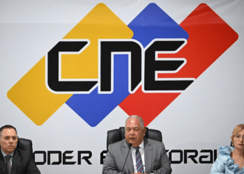 Elvis Amoroso, presidente del CNE venezolano, junto a otros rectores del organismo, habla durante la firma de un acuerdo entre candidatos a la presidencia, en Caracas, el 20 de junio de 2024.