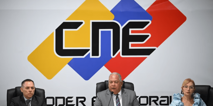 Elvis Amoroso, presidente del CNE venezolano, junto a otros rectores del organismo, habla durante la firma de un acuerdo entre candidatos a la presidencia, en Caracas, el 20 de junio de 2024.