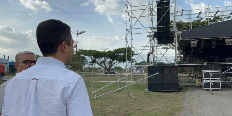 Carabobo: Alcalde de San Diego supervisó la instalación de tarima y sonido para el concierto de Oscarcito y Briella