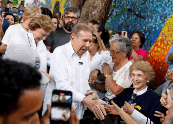 Edmundo González Urrutia, candidato presidencial opositor, participa en un mitin en Caracas, el 19 de junio de 2024. El aspirante a la presidencia se rehusó a firmar un acuerdo en el poder electoral por considerar que iba "nariceado" u obligado.