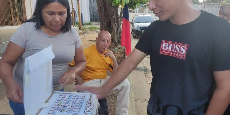 Carabobo: Vecinos de Tocuyito se familiarizan con el tarjetón electoral del 28Jul