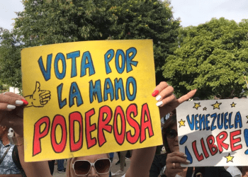 Simpatizantes del candidato presidencial opositor venezolano, Edmundo González Urrutia, durante un mitin.