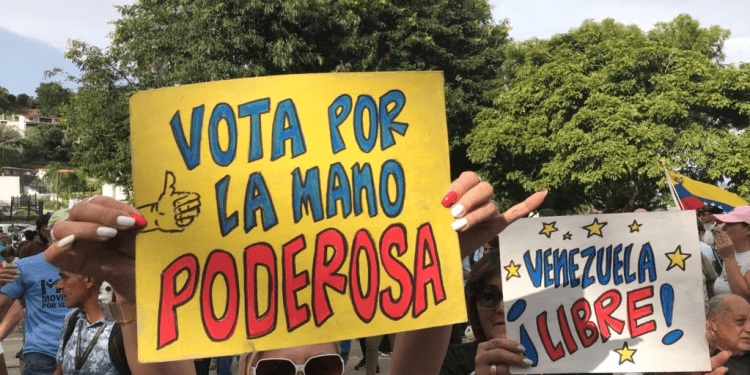 Simpatizantes del candidato presidencial opositor venezolano, Edmundo González Urrutia, durante un mitin.
