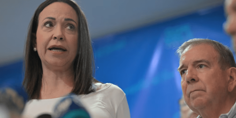 María Corina Machado, dirigente opositora venezolana, ofrece declaraciones a la prensa junto al candidato Edmundo González Urrutia, en Caracas, el 17 de junio.