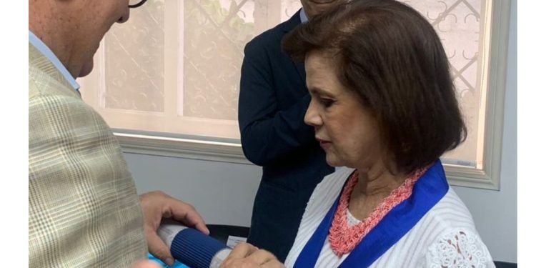 La Periodista Charito Rojas recibe Orden al Mérito de la CVR, por sus 35 años de trayectoria