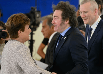 La directora del Fondo Monetario Internacional (FMI), Kristalina Georgieva (izquierda), saluda al presidente argentino Javier Milei antes de una sesión de trabajo sobre Inteligencia Artificial (IA) en la Cumbre del G7.