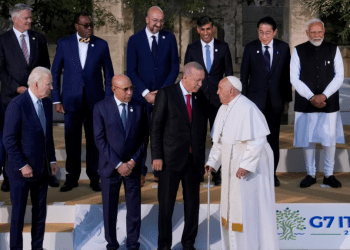 Presidentes miembros e invitados de alto nivel del grupo conocido como G7, entre ellos el presidente estadounidense Joe Biden, así como el papa Francisco, conversan durante la foto oficial de la reunión en Borgo Egnazia, Italia, este viernes 14 de junio de 2024.