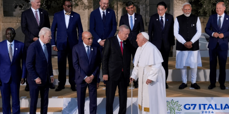 Presidentes miembros e invitados de alto nivel del grupo conocido como G7, entre ellos el presidente estadounidense Joe Biden, así como el papa Francisco, conversan durante la foto oficial de la reunión en Borgo Egnazia, Italia, este viernes 14 de junio de 2024.
