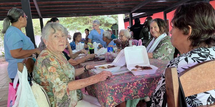 Carabobo: Abuelos del Centro Recreacional del Adulto Mayor “Juan Pablo II» en San Diego recibieron servicio de barbería y peluquería