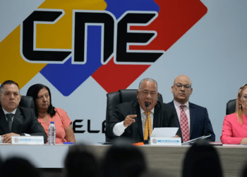 Elvis Amoroso, presidente del CNE venezolano, ofrece declaraciones junto al resto del directorio principal del organismo, en Caracas, el 29 de mayo de 2024.