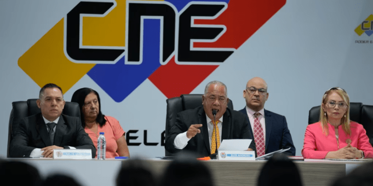 Elvis Amoroso, presidente del CNE venezolano, ofrece declaraciones junto al resto del directorio principal del organismo, en Caracas, el 29 de mayo de 2024.