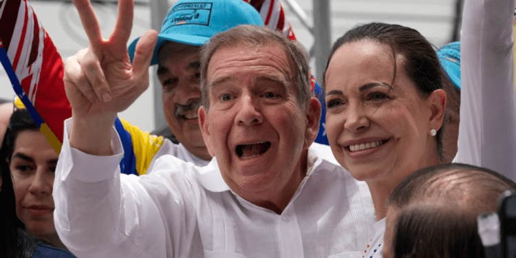 Edmundo González Urrutia, candidato presidencial opositor, hace el signo de la victoria junto a la dirigente María Corina Machado en un acto político en Aragua, el 18 de mayo de 2024. El aspirante descartó firmar un acuerdo electoral con el presidente Nicolás Maduro.
