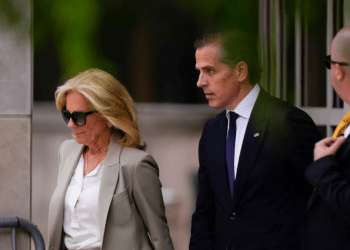 El hijo del presidente Joe Biden, Hunter Biden (a la derecha), acompañado por su madre, la primera dama Jill Biden, salen del tribunal federal después de escuchar el veredicto, el martes 11 de junio de 2024, en Wilmington, Delaware.