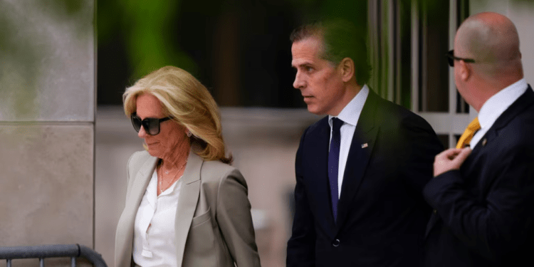 El hijo del presidente Joe Biden, Hunter Biden (a la derecha), acompañado por su madre, la primera dama Jill Biden, salen del tribunal federal después de escuchar el veredicto, el martes 11 de junio de 2024, en Wilmington, Delaware.