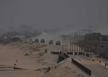 Vehículos blindados israelíes en Deir al Balah, Franja de Gaza, el 8 de junio de 2024.