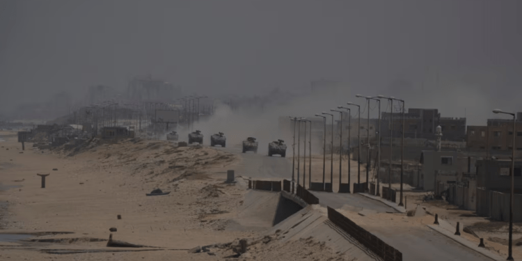 Vehículos blindados israelíes en Deir al Balah, Franja de Gaza, el 8 de junio de 2024.