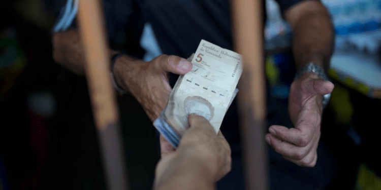 Un cliente paga en un abasto en el mercado periférico de Valencia el 1 de febrero de 2024. El BCV publicó que la inflación de mayo fue de 1,5 %.
