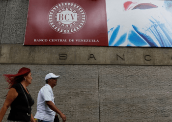 La gente camina frente al Banco Central de Venezuela en Caracas, Venezuela, el 31 de enero de 2018. REUTERS/Marco Bello