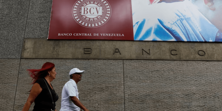 La gente camina frente al Banco Central de Venezuela en Caracas, Venezuela, el 31 de enero de 2018. REUTERS/Marco Bello