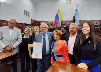 Parlamento zuliano condecoró en Sesión Especial a trabajadores de la radio en su día