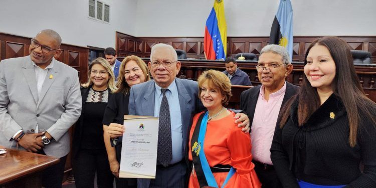Parlamento zuliano condecoró en Sesión Especial a trabajadores de la radio en su día