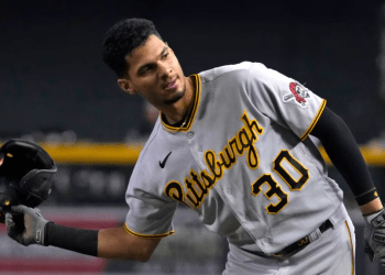 El campocorto venezolano de los Piratas de Pittsburgh, Tucupita Marcano, lanza su casco en el primer episodio del juego contra los Diamondback de Arizona, el 8 de Julio de 2023. Marcano fue suspendido de por vida de las Mayores.