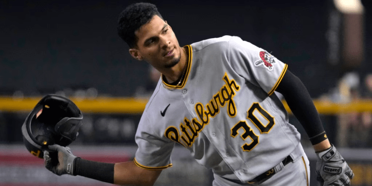 El campocorto venezolano de los Piratas de Pittsburgh, Tucupita Marcano, lanza su casco en el primer episodio del juego contra los Diamondback de Arizona, el 8 de Julio de 2023. Marcano fue suspendido de por vida de las Mayores.