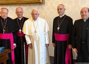 El papa Francisco posa junto a obispos de Venezuela, a quienes recibió en Roma, Italia, comunicó la Conferencia Episcopal Venezolana (CEV) este 3 de junio de 2024.