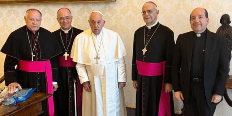El papa Francisco posa junto a obispos de Venezuela, a quienes recibió en Roma, Italia, comunicó la Conferencia Episcopal Venezolana (CEV) este 3 de junio de 2024.