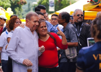 Edmundo González recorrió el mercado de Los Palos Grandes