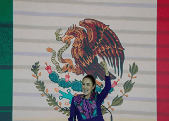 La candidata presidencial oficialista, Claudia Sheinbaum, se dirige a sus seguidores después de que el Instituto Nacional Electoral anunciara que tenía una ventaja irreversible en la carrera en la Ciudad de México, la madrugada del 3 de junio de 2024.