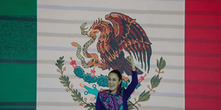 La candidata presidencial oficialista, Claudia Sheinbaum, se dirige a sus seguidores después de que el Instituto Nacional Electoral anunciara que tenía una ventaja irreversible en la carrera en la Ciudad de México, la madrugada del 3 de junio de 2024.