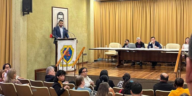 CLEC organizó conversatorio para construir políticas públicas que eviten el flagelo del suicidio
