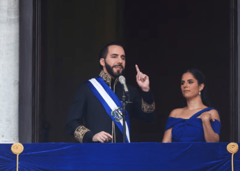 El presidente de El Salvador, Nayib Bukele, habla junto a su esposa, Gabriela de Bukele, en el balcón del Palacio Nacional, luego de recibir la banda presidencial, durante su ceremonia de juramentación para un segundo mandato, en San Salvador, El Salvador, el 1 de junio de 2024.