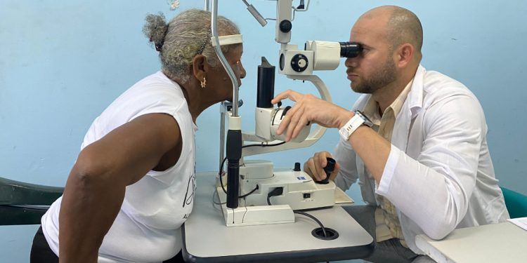 30 productores de Juan José Mora beneficiados con jornada gratuita de oftalmología