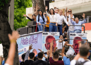 Edmundo González Urrutia, candidato opositor, y dirigentes opositores, como María Corina Machado, saludan a manifestantes en Caracas, el 30 de julio de 2024.