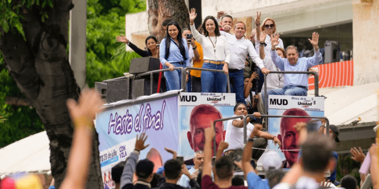 Edmundo González Urrutia, candidato opositor, y dirigentes opositores, como María Corina Machado, saludan a manifestantes en Caracas, el 30 de julio de 2024.